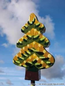 Kunstvoll bemalter Tannenbaum