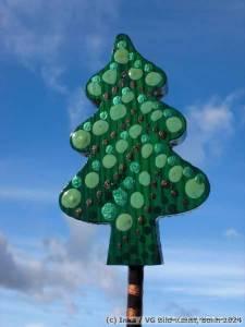 Kunstvoll bemalter Tannenbaum