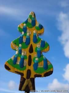 Kunstvoll bemalter Tannenbaum